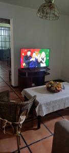 sala de estar con TV de pantalla plana y mesa en Corazón de Chacras en Chacras de Coria