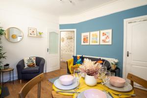 een woonkamer met een tafel en stoelen bij Air Host and Stay - Stanley Park House, 2 mins from LFC, sleeps 7 in Liverpool