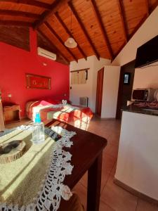 a living room with red walls and a table in a room at Complejo Mi Viejo Vicente in Merlo