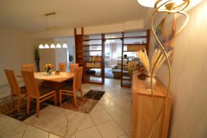 a dining room and living room with a table and chairs at Ferienwohnung Zauber der Pfalz nahe Speyer in Römerberg +56 photos