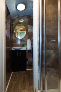 Bilik mandi di York Deluxe Apartments