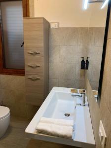een badkamer met een wastafel en een toilet bij La Maison de la Mer in Posada