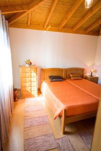 Katil atau katil-katil dalam bilik di Casa da Caixeira +39 gambar