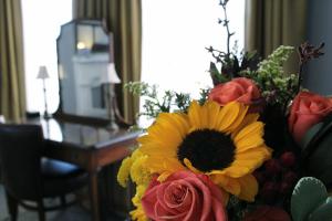 een boeket bloemen in een vaas op een tafel bij The Priory Hotel in Pittsburgh