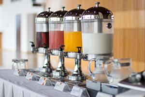 une rangée de bouteilles de vin assises au-dessus d'une table dans l'établissement Holiday Inn Express Nuevo Laredo, an IHG Hotel, à Nuevo Laredo