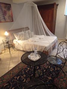 1 dormitorio con 1 cama, mesa y sillas en Recanati Family, en Recanati