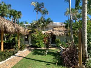 een huis aan het strand met palmbomen bij Hotel La Tortuga in Las Terrenas