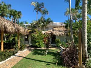 ein Haus am Strand mit Palmen in der Unterkunft Hotel La Tortuga in Las Terrenas