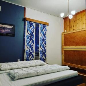 a bedroom with two beds and a window at Nederhögen Vildmarkscenter in Rätan