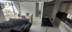 uma sala de estar com um sofá e uma mesa em HERMOSO APARTAMENTO CON BALCON, 3 Alcobas, 2 baños em Cartagena das Índias