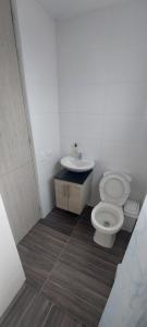 a bathroom with a toilet and a sink at HERMOSO APARTAMENTO CON BALCON, 3 Alcobas, 2 baños in Cartagena de Indias +16 photos