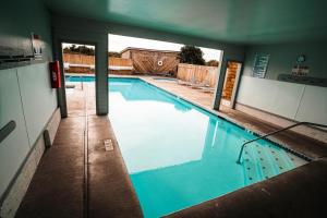 Bazén v ubytování Surfcrest Resort nebo v jeho okolí