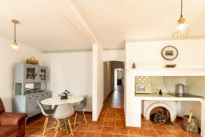 - un salon avec une table et une cheminée dans l'établissement Casa do Corticeiro, à Arraiolos