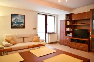 Televízia a/alebo spoločenská miestnosť v ubytovaní Apartament Granit