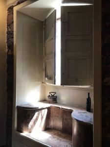 a kitchen with a window and a counter top at Casa VERMEN centro de La Laguna, casco histórico in Las Lagunas