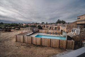 Bazén v ubytování Surfcrest Resort nebo v jeho okolí