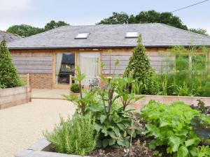 uma casa com um jardim em frente em Little Barn - Ukc2539 em Fordingbridge