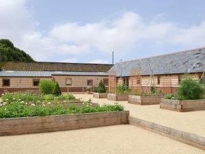 einen Garten vor einem Gebäude in der Unterkunft Little Barn - Ukc2539 in Fordingbridge