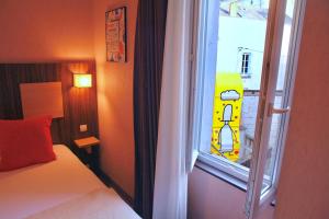 Cama ou camas em um quarto em Logis Hôtels- Hôtel Marguerite d'Anjou Angers château