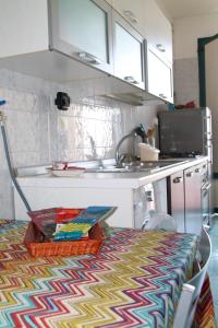 une cuisine avec un comptoir et une table avec un plan de travail dans l'établissement Casa vacanze ' TRA CIELO E MARE ', à Vietri 18 autres photos