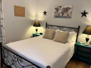 une chambre avec un lit avec des étoiles sur le mur dans l'établissement Walkable Waxhaw, à Marvin