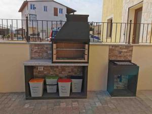 un edificio con tres cubos de basura y una estufa en Apartment - Il Paradiso - where dreams come true, en Valledoria