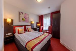 Habitación de hotel con cama grande y alfombra roja en Hotel Allure, en Ámsterdam