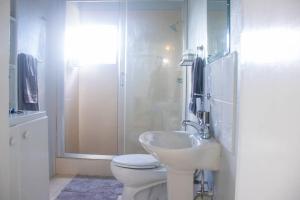 Ένα μπάνιο στο Apt 2 Stylish 2 bed cosy and comfortable