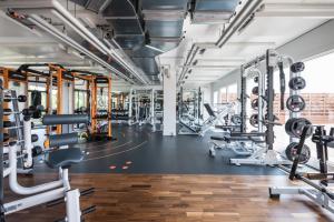 um ginásio com muitas máquinas de piso em NEW OPENING 2022 - Los Lorentes Hotel Bern City em Berna