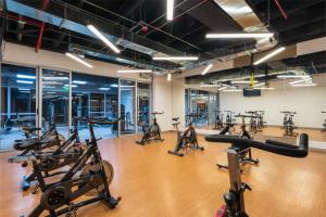 - une salle de sport avec plusieurs tapis de course et vélos d'exercice dans l'établissement Pop Art Hotel Tocancipá y Centro de Convenciones, à Tocancipá