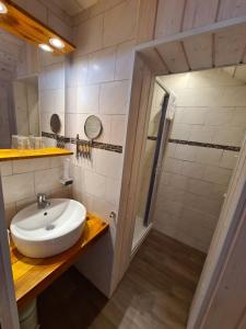 ein Bad mit einem Waschbecken und einer Dusche in der Unterkunft Gästehaus Pernull in Hermagor
