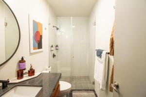 a bathroom with a sink and a shower at Loft con Terraza privada, vista al Expiatorio in Guadalajara