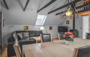 スラーエルセにあるAmazing Home In Slagelse With 3 Bedrooms And Wifiのダイニングルーム(テーブル、椅子、ソファ付)