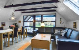 スラーエルセにあるAmazing Home In Slagelse With 3 Bedrooms And Wifiのリビングルーム(ソファ、テーブル付)