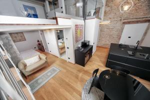 ein Loft-Umbau mit einem Schlafzimmer und einem Wohnzimmer in der Unterkunft Angels' Loft in Venedig