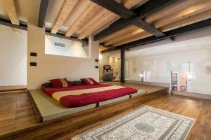 ein großes Bett in einem großen Zimmer mit Holzböden in der Unterkunft Angels' Loft in Venedig