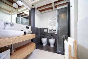 ein Bad mit einem Waschbecken und einem WC in der Unterkunft Angels' Loft in Venedig