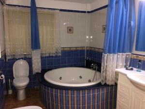 Et badeværelse på Atlantida Deluxe penthouse by Apartamentos Estrella del Norte