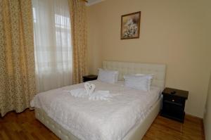 Rúm í herbergi á Pysanka Hotel
