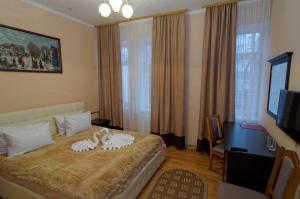 Rúm í herbergi á Pysanka Hotel