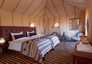Postel nebo postele na pokoji v ubytování Amazing Desert Luxury Camp