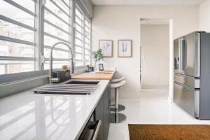 uma cozinha com um lavatório e um frigorífico em Enjoy our Luxurious Penthouse in Condado! em San Juan