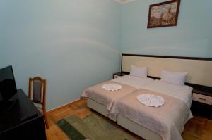 Rúm í herbergi á Pysanka Hotel