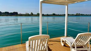 dos sillas sentadas en la cubierta de un barco en Marina Uno Floating Resort, en Lignano Sabbiadoro