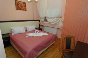 Rúm í herbergi á Pysanka Hotel
