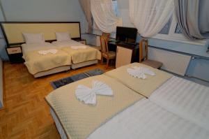 Rúm í herbergi á Pysanka Hotel