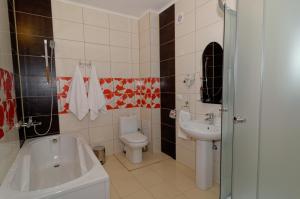 Koupelna v ubytování Pysanka Hotel + 32 fotografií