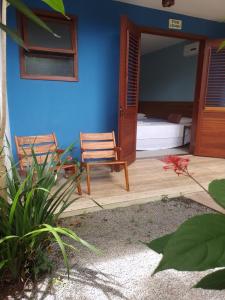 - une chambre avec un lit et une chaise dans l'établissement Pousada Casa Viva a Vida, à Lençóis
