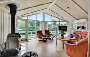 Kelstrup StrandにあるAmazing Home In Haderslev With 4 Bedrooms, Sauna And Wifiのリビングルーム(薪ストーブ付)