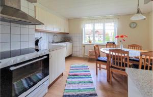 A kitchen or kitchenette at Amazing Home In Agunnaryd With Wifi